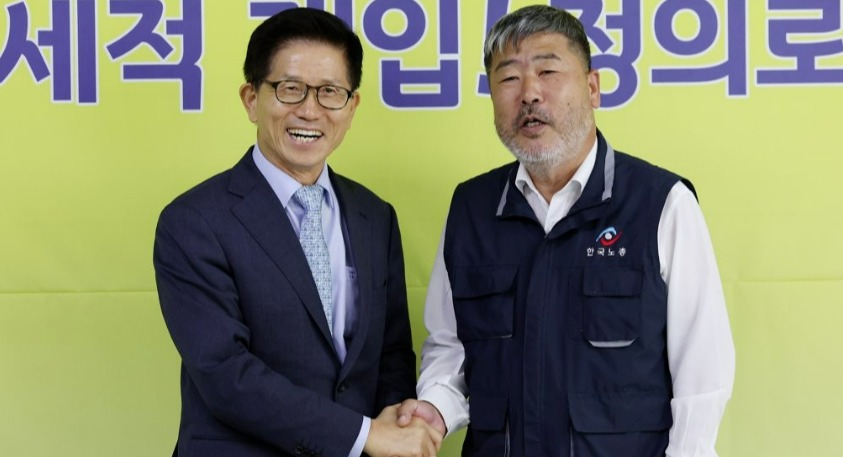 김문수 경사노위 위원장(왼쪽)이 지난 2022년 6일 여의도 한국노총을 방문해 김동명 위원장과 인사하는 모습이다. /연합뉴스