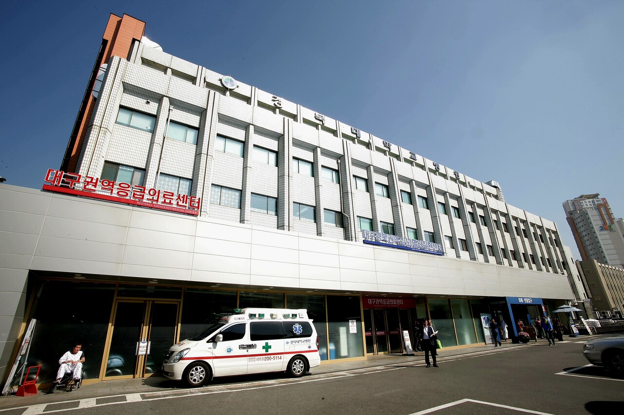 경북대병원 대구권역응급의료센터 입구에 정차된 구급차 옆에서 경증 환자가 휴식을 취하고 있다. /경북대병원