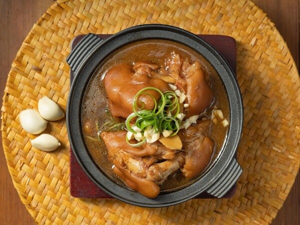 중국의 합격 기원 음식 돼지족발 /https://kr.freepik.com/premium-photo/chinese-traditional-food-sauce-pork-trotters_35421269.htm