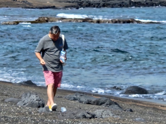 비치코밍하고 있는 필자 /사진=한익종