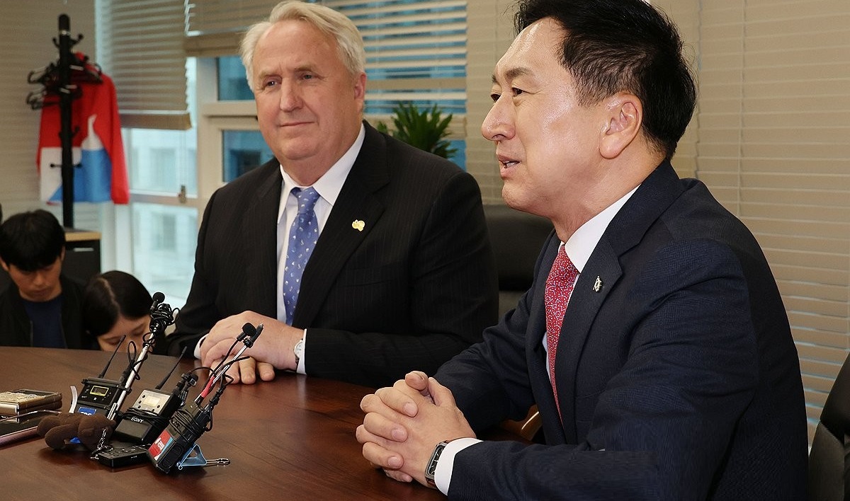 10월 23일 오후 서울 여의도 국민의힘 당사에서 김기현 대표(오른쪽)와 인요한 혁신위원장이 만나고 있다. 국민의힘은 이날 오전 인요한 연세대 교수를 혁신위원장으로 임명했다. /연합뉴스