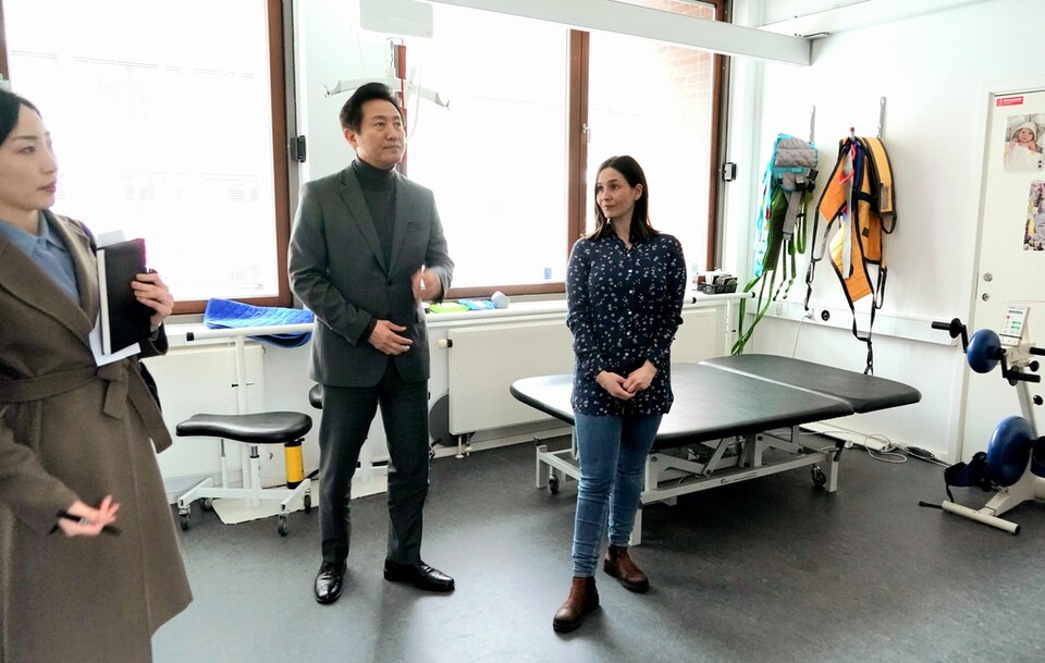 오세훈 서울시장이 지난 3월 21일(현지 시간) 덴마크 코펜하겐의 장애인 거주시설인 무스보어바이 쉬드를 찾아 관계자로부터 설명을 듣고 있다. /연합뉴스