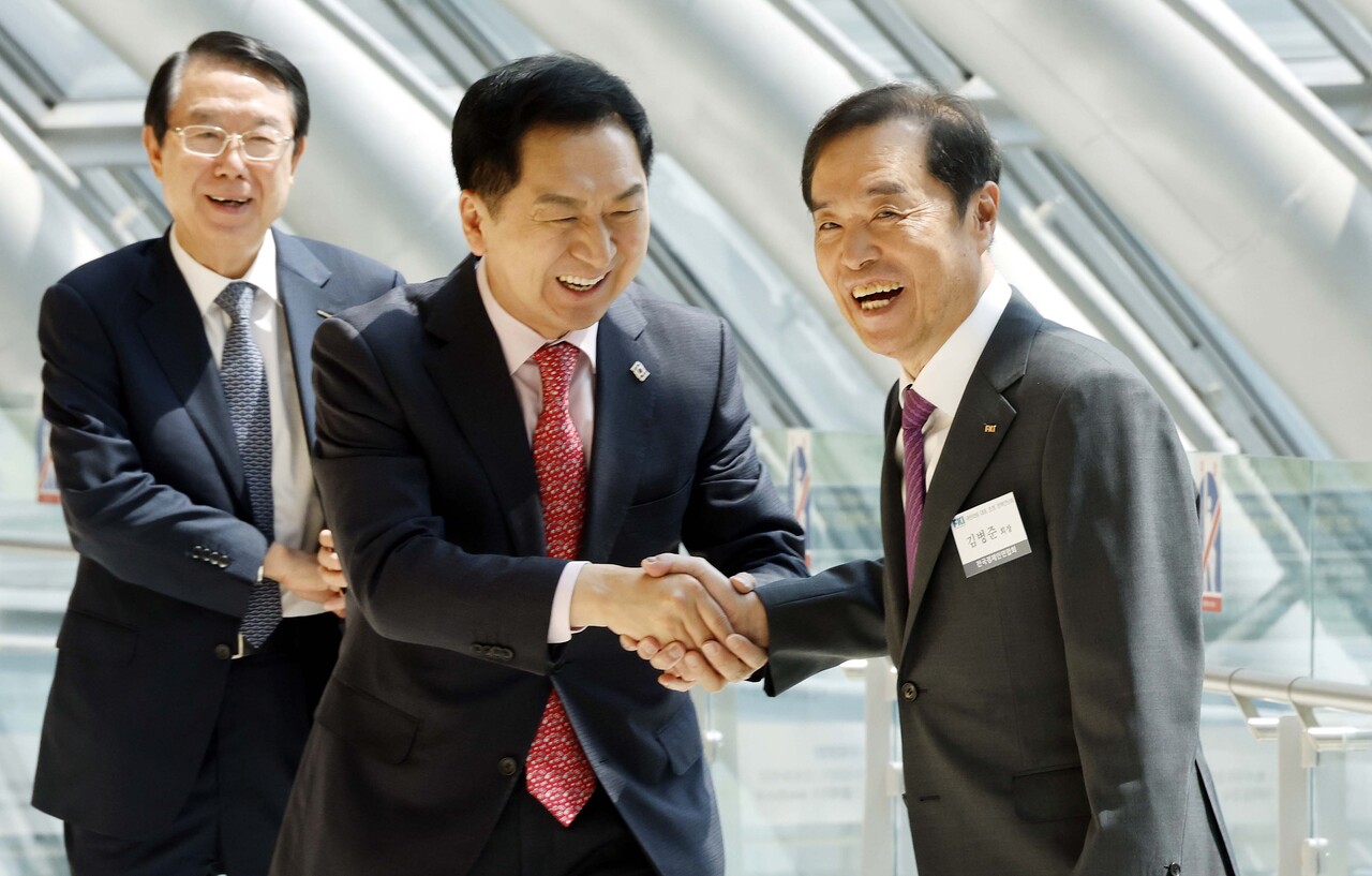 ·김기현 국민의힘 대표가 지난 5월 15일 서울 여의도 전경련 컨퍼런스센터에서 열린 김기현 국민의힘 대표 초청 정책간담회에 김병준 전경련 특별고문(당시 회장)과 인사를 하며 입장하고 있다. /연합뉴스