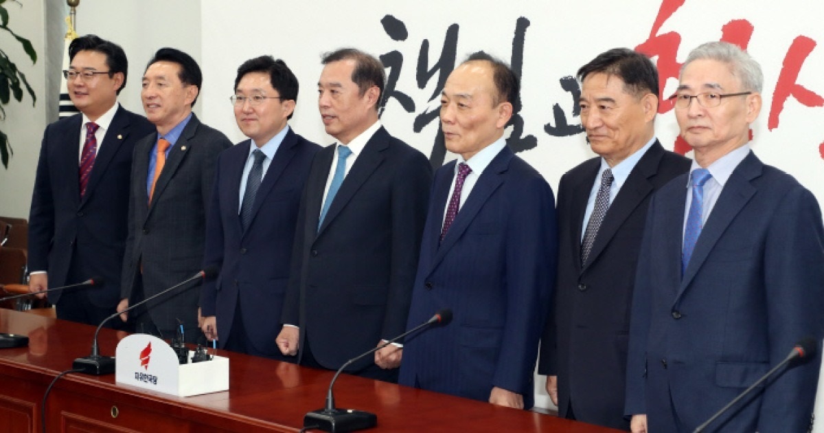 김병준 자유한국당 비상대책위원장과 조직강화특별위원회 위원들이 2018년 10월 11일 기자간담회에 앞서 사진 촬영을 하고 있다. 왼쪽부터 김성원 조직부총장, 김석기 전략기획부총장, 김용태 사무총장, 김 위원장, 전원책 변호사, 강성주 전 포항 MBC 사장, 이진곤 전 새누리당 윤리위원장. /연합뉴스