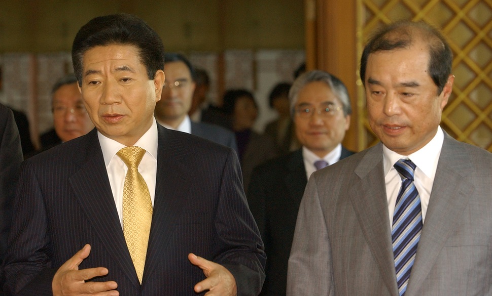 노무현 전 대통령과 김병준 교육부총리가 나란히 서서 대화하고 있다. /청와대