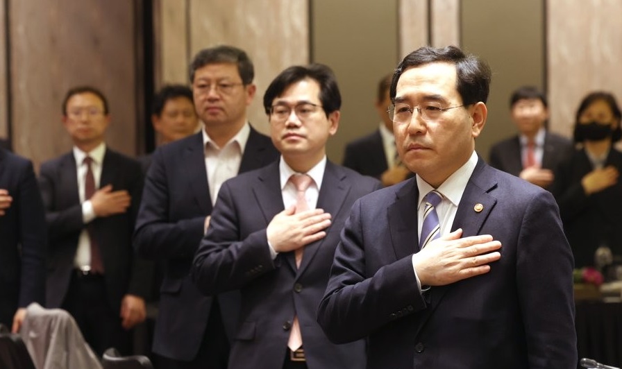 이창양 전 산업통상자원부 장관이 지난 3월 29일 서울 종로구 포시즌스호텔에서 열린 제4차 원전수출전략 추진위원회에서 국기에 대한 경례를 하고 있다. /연합뉴스