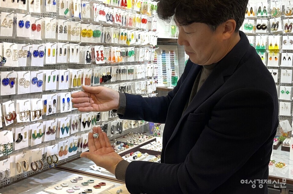 알록의 업사이클 주얼리 공정 과정을 설명하는 최명식 나라 대표 /허아은 기자