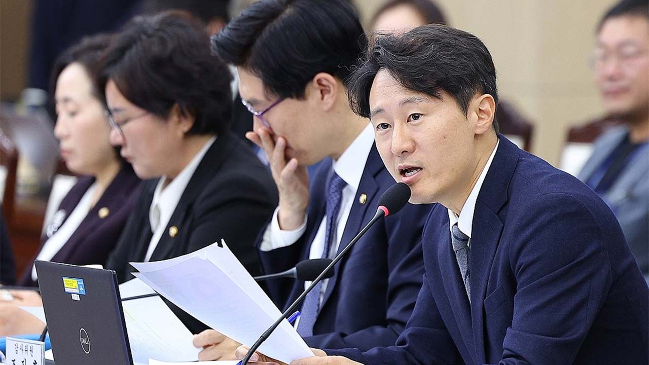 이탄희 더불어민주당 의원이 현행 준연동형 비례대표제 아래에서 위성정당 출현을 방지하는 선거법 개정에 팔을 걷어붙였다. /연합뉴스