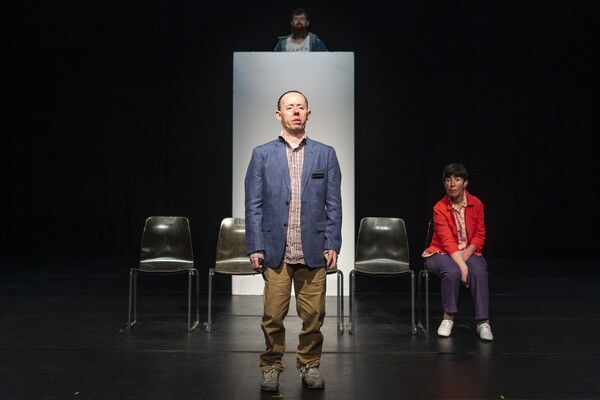 모두예술극장에서 선보인 호주 백투백시어터의 연극 '사냥꾼의 먹이가 된 그림자'의 한 장면. /사진=한국장애인문화예술원