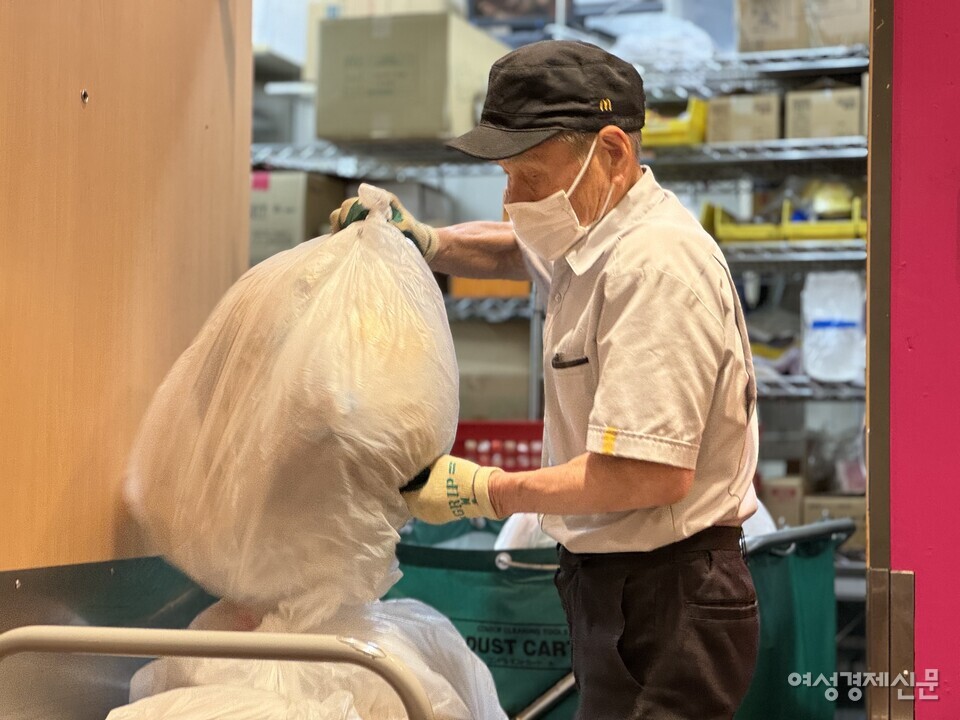오사카부 이즈미사노시에 위치한 맥도날드에서 일하고 있는 70세 맥도날드 점원 다츠이 마사이 씨. /김현우 기자