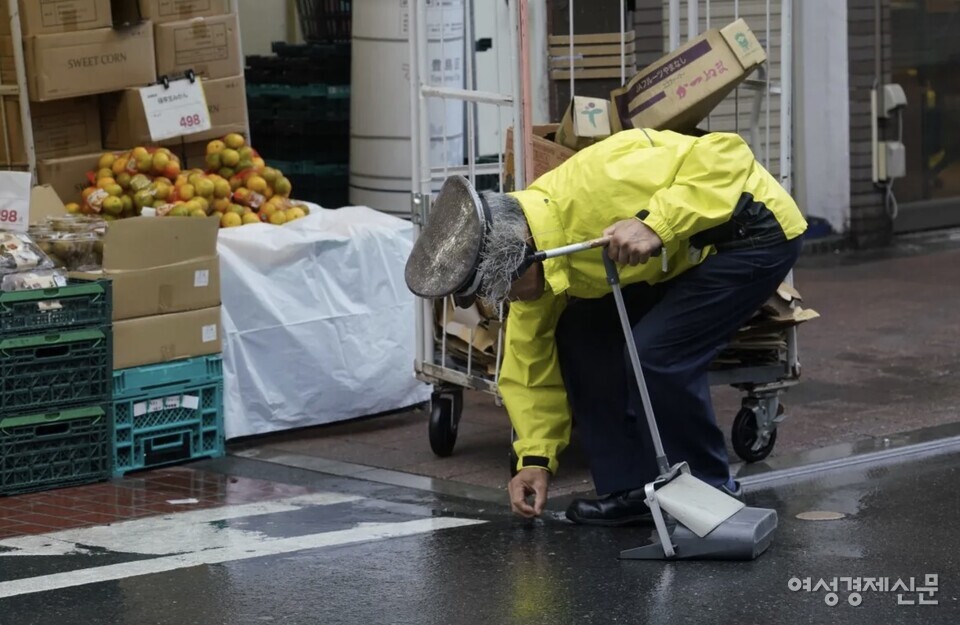 이즈미사노시에서 한 고령 노동자가 쓰레기를 줍고 있다. /김현우 기자