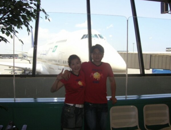 젊은시절 여행지에서 이수진님 부부. /이수진