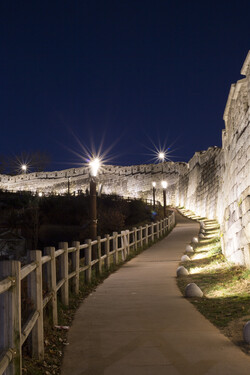 한양 도성 성곽을 따라 바깥쪽 산기슭에 북정마을이 자리한다. /게티이미지뱅크