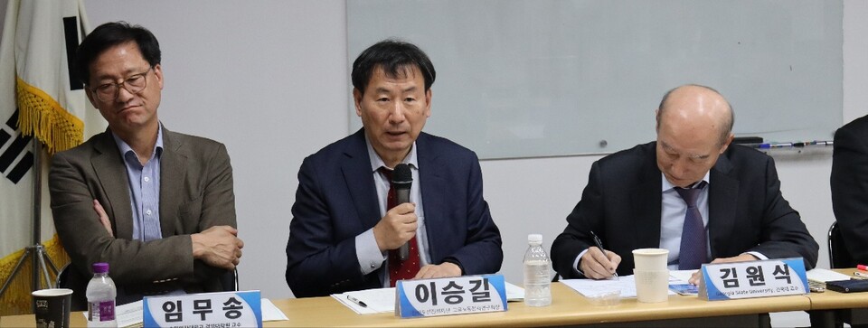 이승길 아주대 교수가 22일 열린 '근로자복지포럼'에서 발언하고 있다. /한반도선진화재단