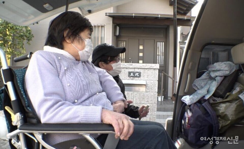개호보험 수급자인 테시마 미에코 씨가 여행을 떠나기 위해 차에 탑승한 모습. /김현우 기자