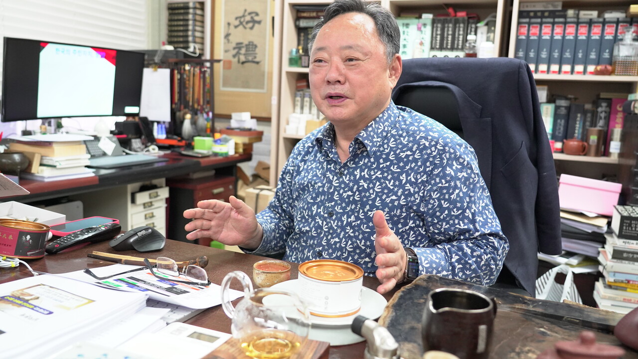 전상직 한국주민자치중앙회 회장이 24일 여성경제신문과 만나 인터뷰를 진행하고 있다. /이상헌 기자