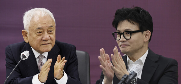 정치권에선 윤석열 대통령이 총선 승리를 위해 인요한-김한길 체제로 '윤핵관'들을 쳐내 당을 리모델링하려다 '윤핵관'들의 거센 저항에 부닥치자 한동훈-김한길 체제를 출범시키려 할 것이란 분석이 제기되고 있다. 김한길 대통령 직속 국민통합위원회 위원장(왼쪽)과 한동훈 법무부 장관(사진 합성) /연합뉴스