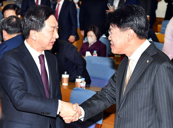 국민의힘 혁신위원회의 제1 아젠다인 '영남 중진들의 험지 출마'에 대한 '윤핵관'들의 반발이 만만찮다. 사진은 '윤핵관'으로 분류되는 김기현 국민의힘 대표(왼쪽)와 장제원 의원이 2022년 12월 7일 서울 여의도 국회 의원회관에서 열린 국민의힘 공부모임 '국민공감' 첫 모임에서 인사를 나누는 모습. /일요신문