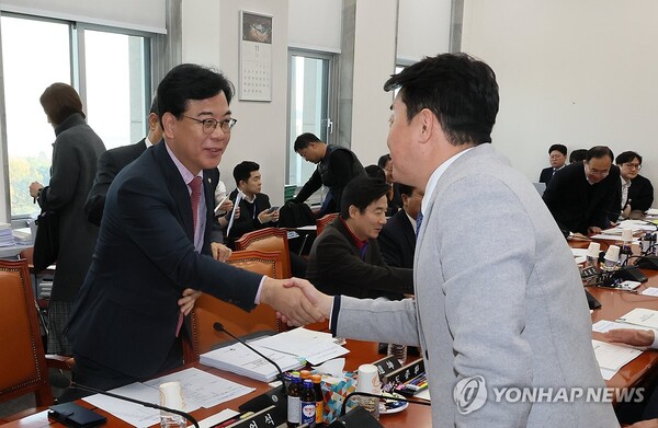 22일 국회에서 열린 예산결산특별위원회 예산심사소위에서 여야 간사인 국민의힘 송언석 의원과 더불어민주당 강훈식 의원이 악수하고 있다. /연합뉴스
