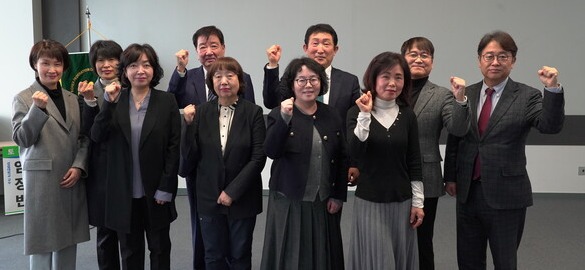 27일 열린 '시니어케어페스타'에 참석한 관계자가 화이팅을 외치고 있다. 왼쪽부터 남현주 가천대 교수, 정영숙 에덴노인전문요양센터 요양보호사, 김정은 숭실사이버대 교수, 김진수 연세대 교수, 최경숙 서울시 어르신돌봄종사자종합지원센터장, 나송 사랑드림 원장, 권태엽 한국노인복지중앙회장, 박영숙 복바다방문요양센터 요양보호사, 정경민 여성경제신문 대표, 임정빈 성결대 교수. /장세곤 기자