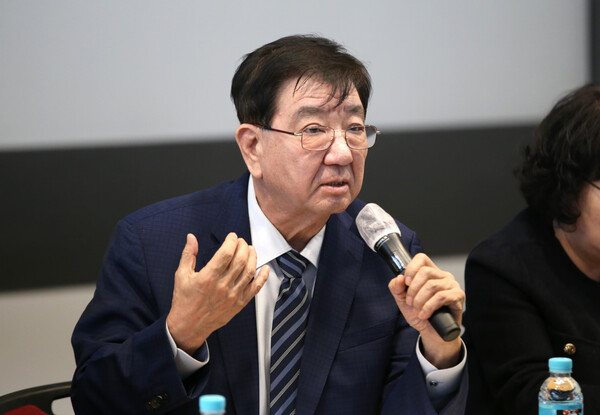 요양보호사 처우 개선 토론회 좌장을 맡은 연세대학교 김진수 교수. / 장세곤 기자