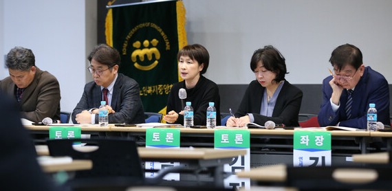 요양보호사 처우 개선 토론회에 열중하고 있는 참석자들 /장세곤 기자