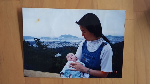 젊은시절 시어머니 왼손에 끼워진 쌍가락지 /김민정