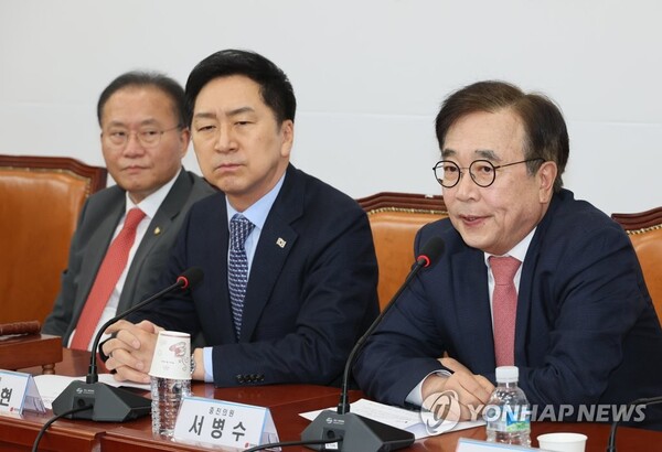 국민의힘 서병수 의원이 12일 오전 국회에서 열린 당대표 및 최고위원·중진의원 연석회의에서 발언하고 있다. 왼쪽부터 윤재옥 원내대표, 김기현 대표, 서 의원. /연합뉴스