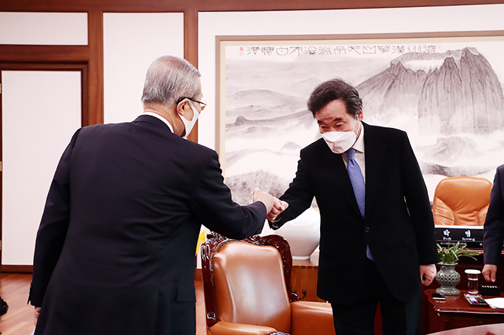 2020년 12월 4일 이낙연 더불어민주당 대표와 김종인 국민의힘 비상대책위원장이 여의도 국회 의장실에서 박병석 의장 주재 회동에 앞서 인사를 나누고 있다. /더불어민주당 홈페이지