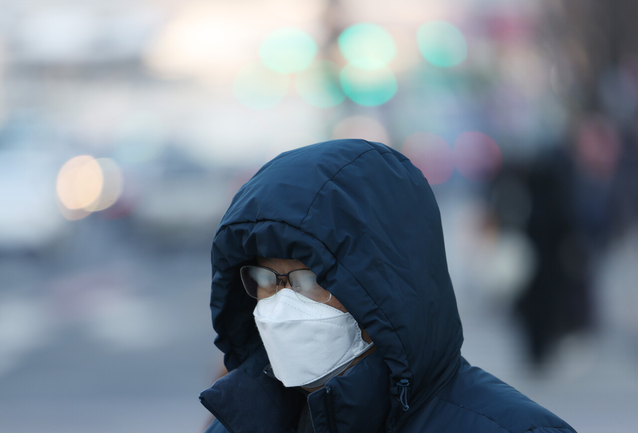 이달도 금리 동결이다. 물가와 가계 부채 상승세가 뚜렷하지만 한국은행은 3.5% 금리에서 한 치 앞을 나가지 못하고 있다. 경기 침체 우려 때문이다. 사진은/연합뉴스