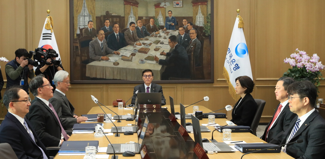 한은은 금리 인상까진 부담스럽지만 금리를 인하하지 않는 긴축 기조를 장기화할 것으로 보인다. 이창용 한국은행 총재가 30일 오전 서울 중구 한국은행에서 열린 금융통화위원회 본회의에서 회의를 주재하고 있다. /한국은행