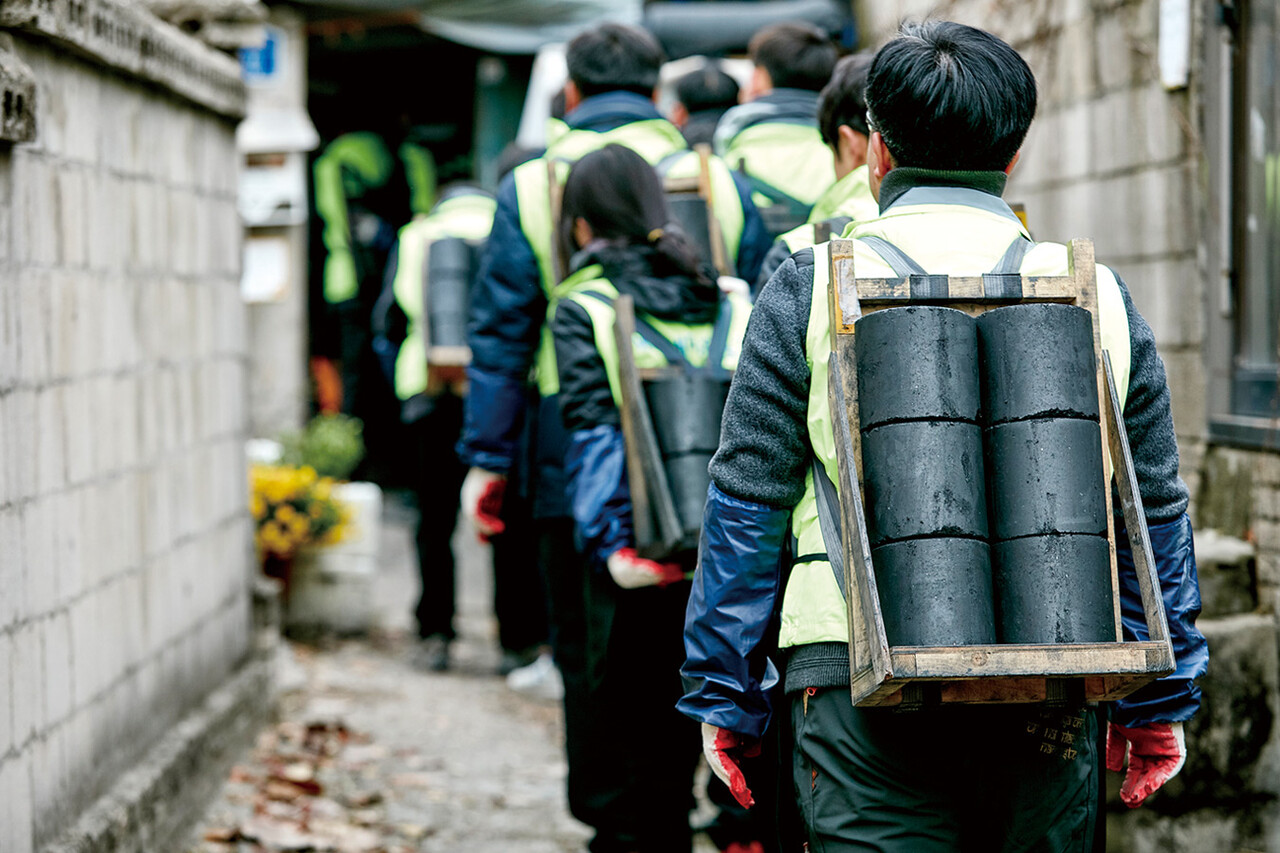 MG새마을금고가 지역사회와 상생하는 지속 가능한 금융협동조합이 될 것을 약속했다. 사진은 연탄 나눔 봉사활동하는 새마을금고 임직원. /새마을금고