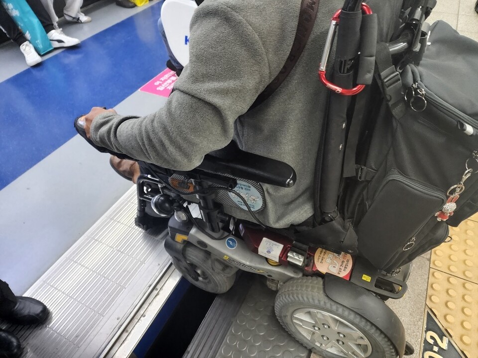 지하철 승강장과 지하철 사이의 넓은 간격으로 인해 장애인이 위험에 노출되고 있다. /제보자