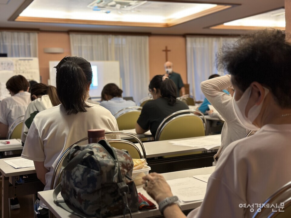 일본 교토에 위치한 노인요양시설 '고향의집' 소속 개호복지사들이 교육을 듣고 있다. /김현우 기자