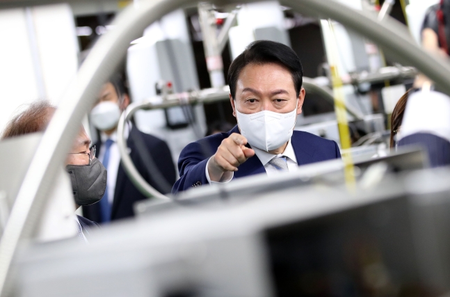 은행이 고수익을 낼 때마다 ‘공공재’, ‘돈 잔치’와 같은 비난은 은행의 약한 지배구조에 기인한다는 분석도 있다. /연합뉴스