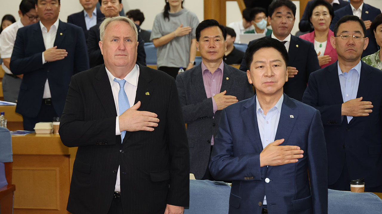 지난 8월 23일 국회에서 열린 국민의힘 공부 모임 '국민공감' 행사에서 인요한 연세대 의대 교수와 김기현 대표가 국민의례를 하고 있다. /연합뉴스