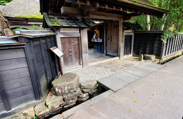 사진 왼쪽 아래 넓적한 돌판이 겹쳐 있는 것이 말에서 내릴 때 쓰는 발판이다. 사진 오른쪽 끝에 말을 묶어 놓는 돌기둥과 물을 먹이는 돌확이 있다. 이 집은 지위가 높았던 무사의 저택이다. /사진=양은심