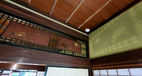 숨을 멈추게 했던 장면. 마침 햇살이 들어와 그림자 그림을 연출하고 있었다. /사진=양은심