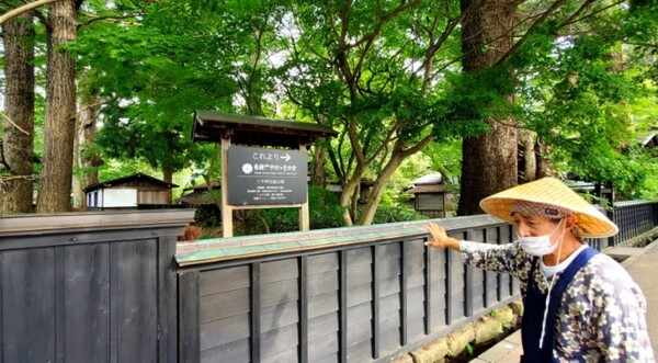 무사의 집의 경계에서 멈췄다. 오른쪽 집과 왼쪽 집의 울타리 높이가 다르다. 울타리가 높은 집이 지위가 높은 무사의 집이다. 설명을 듣지 않았으면 몰랐을 이야기였다. /사진=양은심