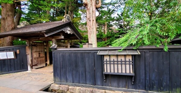 검은 나무 벽에 창문 같은 것이 보였다. 밖을 엿보는 창이다. 쇼군 행렬 등이 있을 때 남자들은 밖에 나와서 마중했지만, 여자들은 나와서 볼 수가 없었다. 그래서 집 안에서 볼 수 있도록 만든 창이란다. 숨어서라도 보고 싶은 게 사람의 심리일까. 이 거리에서 '엿보는 창'이 있는 집은 이 집뿐이었다. /사진=양은심