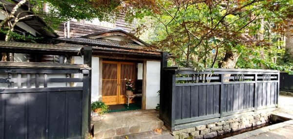 현관문 앞에 꽃을 꽂아 놓고 있다. 저절로 발이 멈추었다. /사진=양은심