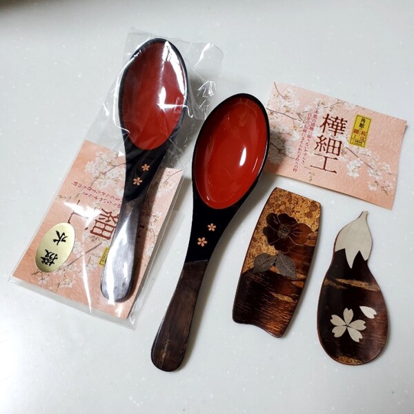 벚나무 수피를 가공해서 만든 카바자이쿠 제품들. 오른쪽 두 개가 찻잎을 뜰 때 쓰는 것이다. 왼쪽 두 개는 국물 요리용 스푼 /사진=양은심 