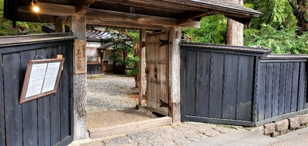 대문을 보면 중앙에 둥그런 것이 두 개 보인다. 무사의 계급을 나타내는 증표라고 했다. 하나만 달린 집도 있다고. 이 무사의 집은 이 마을에서 가장 오래된 무사의 집이다. /사진=양은심