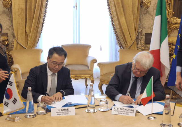 사진 왼쪽부터 채병득 한은 부총재보와 루이지 페데리코 시뇨리니 부총재. /한국은행