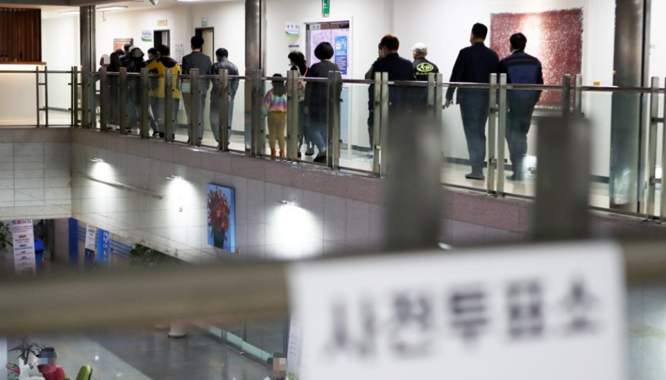 21대 총선 사전투표 첫날인 10일 오전 부산 연제구청 2층에 마련된 연산2동 사전투표소에 유권자들 발길이 이어지고 있다. /연합뉴스