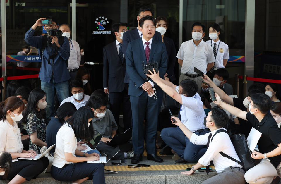이준석 전 국민의힘 대표가 지난해 8월 17일 서울남부지법에서 진행된 당 비상대책위원회 효력정지 가처분 신청 심문을 마친 후 나와 기자들의 질문에 답변하고 있다. /연합뉴스