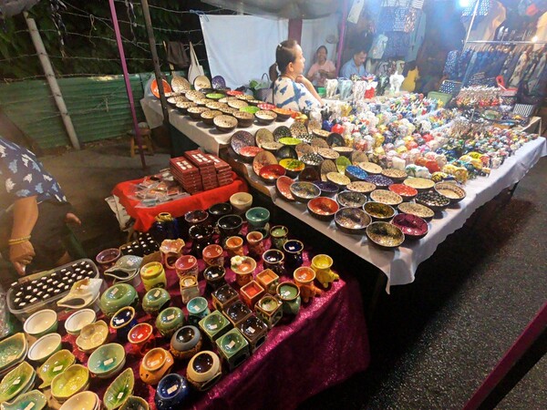 토요일마다 열리는 야시장 타논 우아라이(Thanon Wualai) /사진=KKday