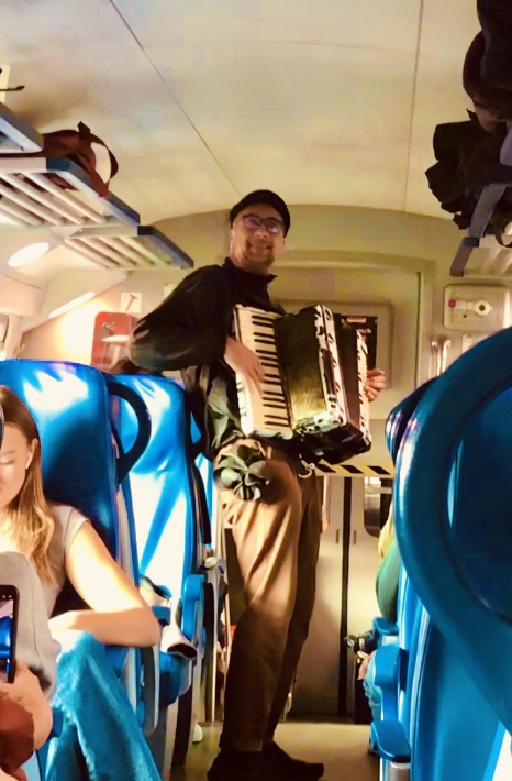 이탈리아에 도착하여 시차에 적응할 겸 토스카나 지역의 와인맛을 보러 이곳저곳 며칠을 떠돌다가 드디어 내가 그리던 ’냉정과 열정사이‘의 도시 피렌체 (Firenze)로 가는 길 열차 안에서는 지구 반대편에서 날아온 이방인 여행자의 피로를 스윽 풀어 주려는지 운 좋게도 아코디온 연주자 아저씨가 객차 안에 나타나 내 앞에서 멋진 즉흥곡 연주를 들려주었지요. /사진=최익준