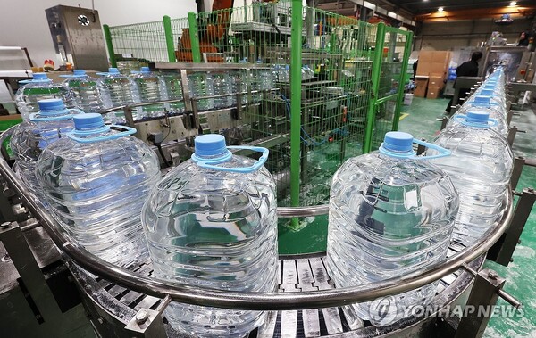 6일 경기도 안산시 단원구 금성이엔씨에서 요소수가 생산되고 있다. /연합뉴스