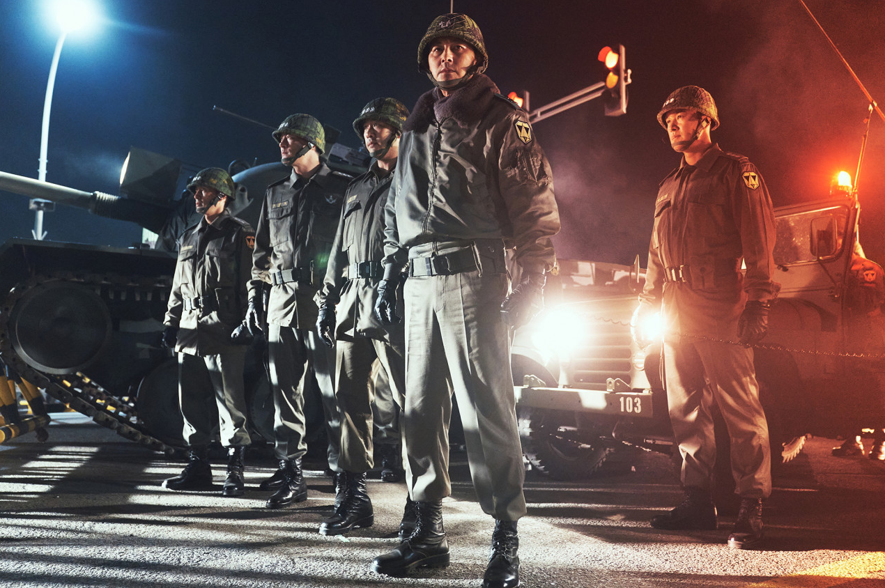 정치적 취향에 따라 호불호가 갈리는 영화 ‘서울의 봄’이 전국 초·중·고등학교 단체 관람으로 번지는 가운데 학부모 항의를 받으며 무산되고 있다. 서울의 봄 스틸컷 /플러스엠엔터테인먼트 제공